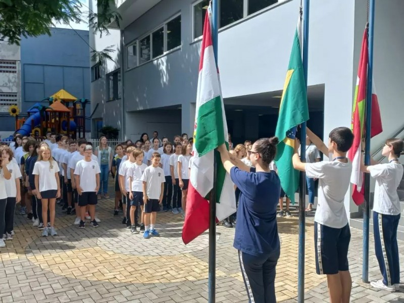Hoje os alunos do Colégio Evangélico Jaraguá participaram do primeiro momento cívico do ano